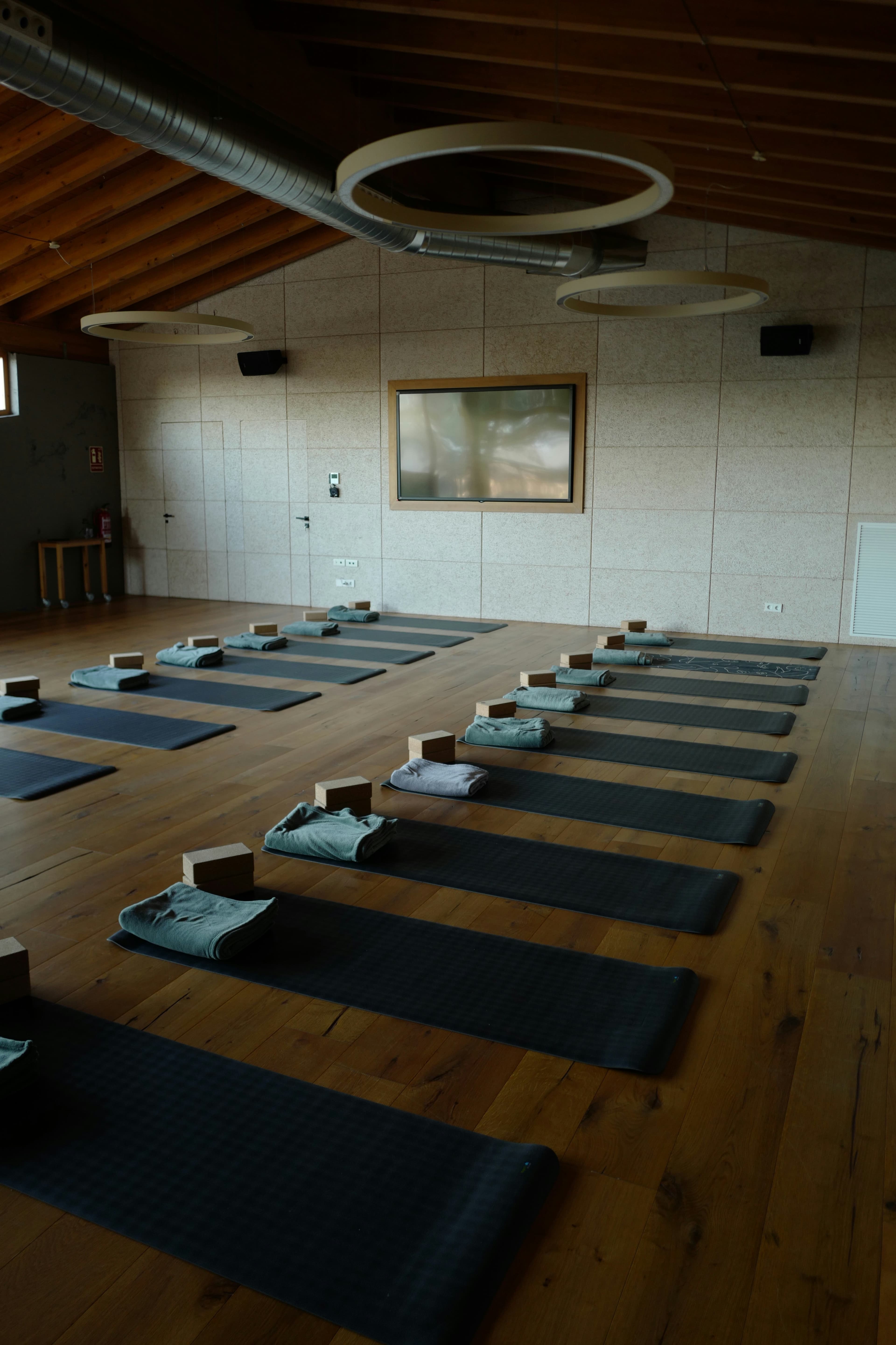Estudio de yoga con tapetes listos para la clase