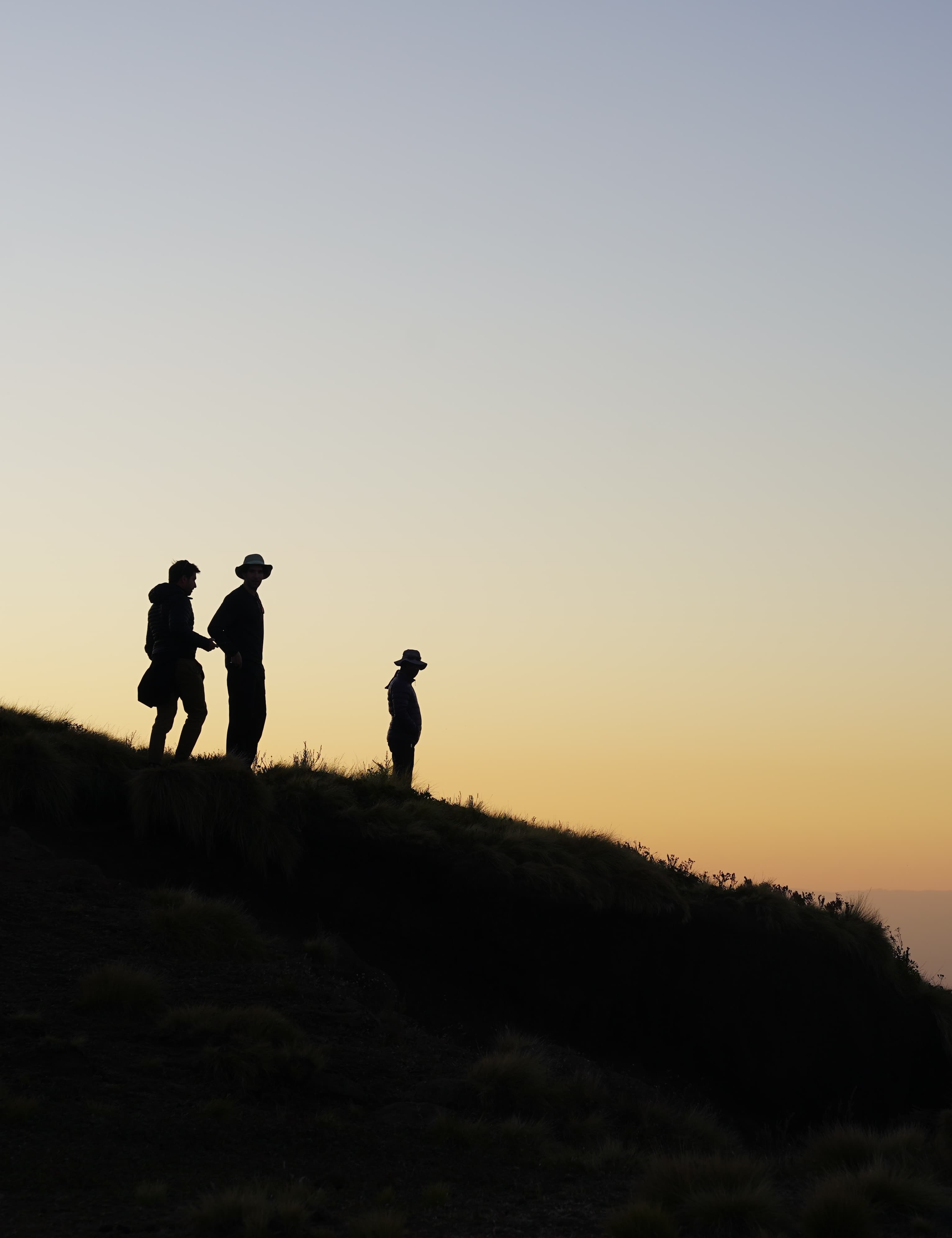 Senderistas caminando al amanecer antes de un tour guiado